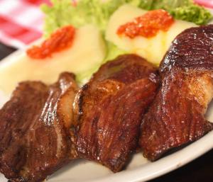 Carne Oreada con Yuca y Ají
